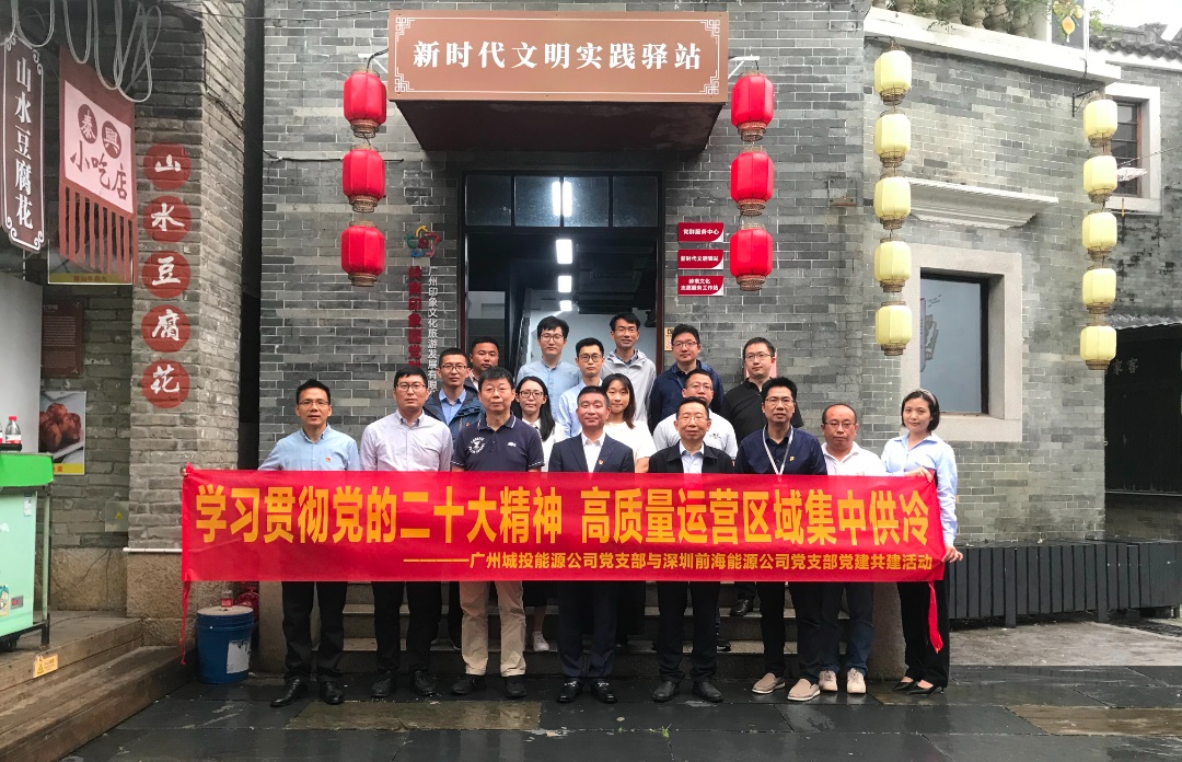 在黨群服務(wù)中心合影留念.jpg